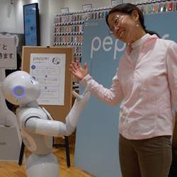 Mei Kobayashi meets social robot Pepper.